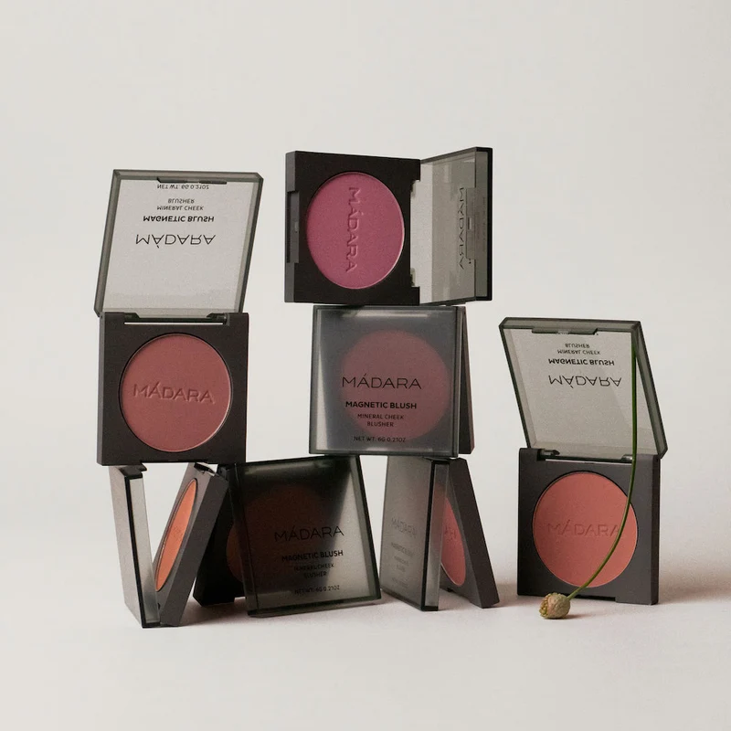 Magnetic blush