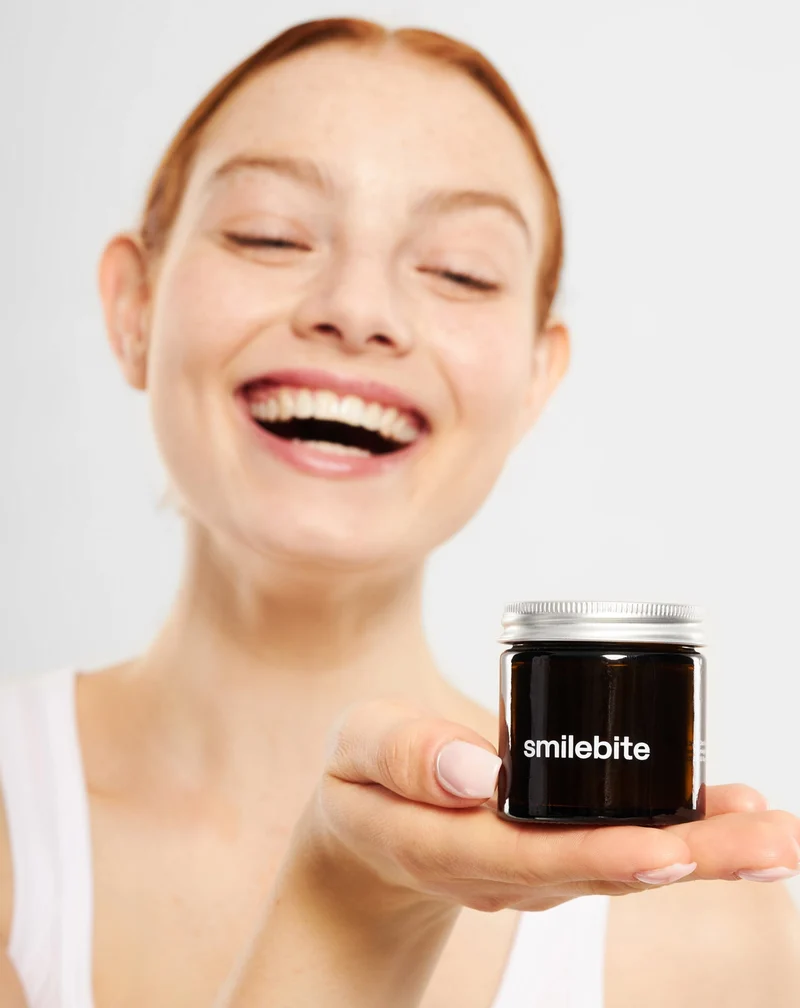 Poudre blanchiment dentaire au charbon coco - Smilebite