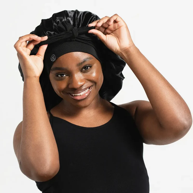 Bonnet en satin noir