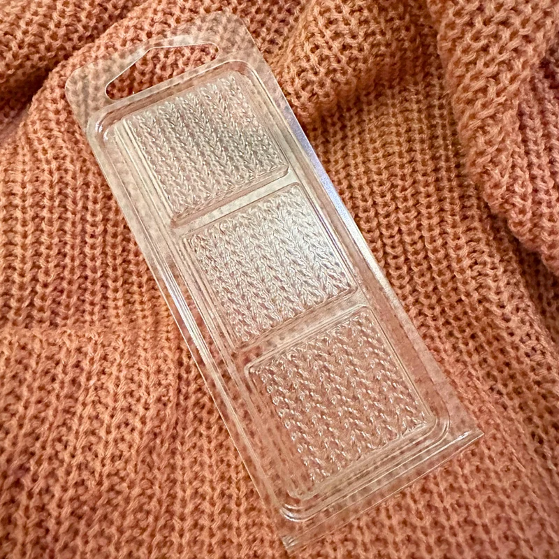 Hanging Tab 3 Cell Wool Clear Clamshells