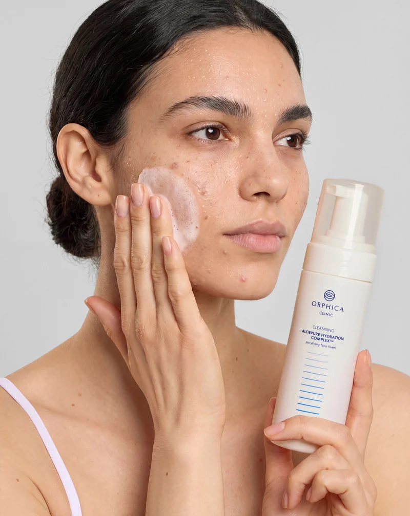 Mousse nettoyante pour peau sensible et acnéique à la bétaïne, au panthénol et à l'allantoïne Cleansing Orphica Clinic 150 ml