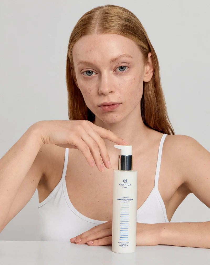 Solution micellaire pour démaquillage et nettoyage pour peau sensible et acnéique à l'urée, à l'acide hyaluronique et à l'acide glycolique Cleansing Orphica Clinic 200 ml