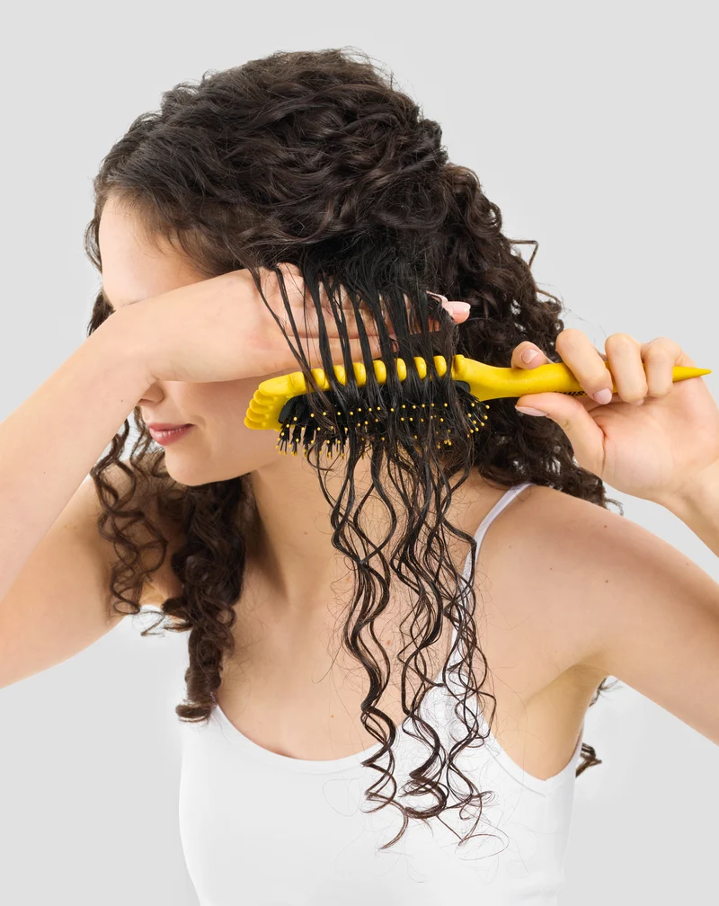 Brosse pour cheveux bouclés et ondulés pour définir les torsions