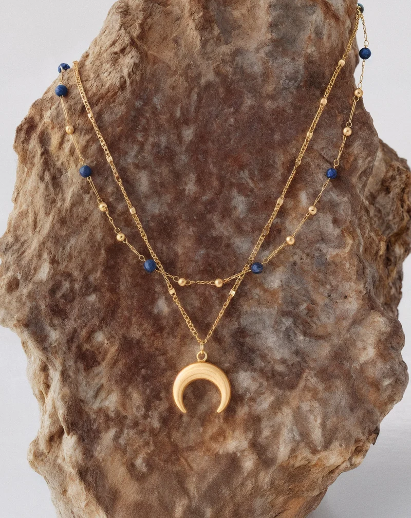 Collier en pierre naturelle lapis lazuli plaqué or avec croissant de lune Mys