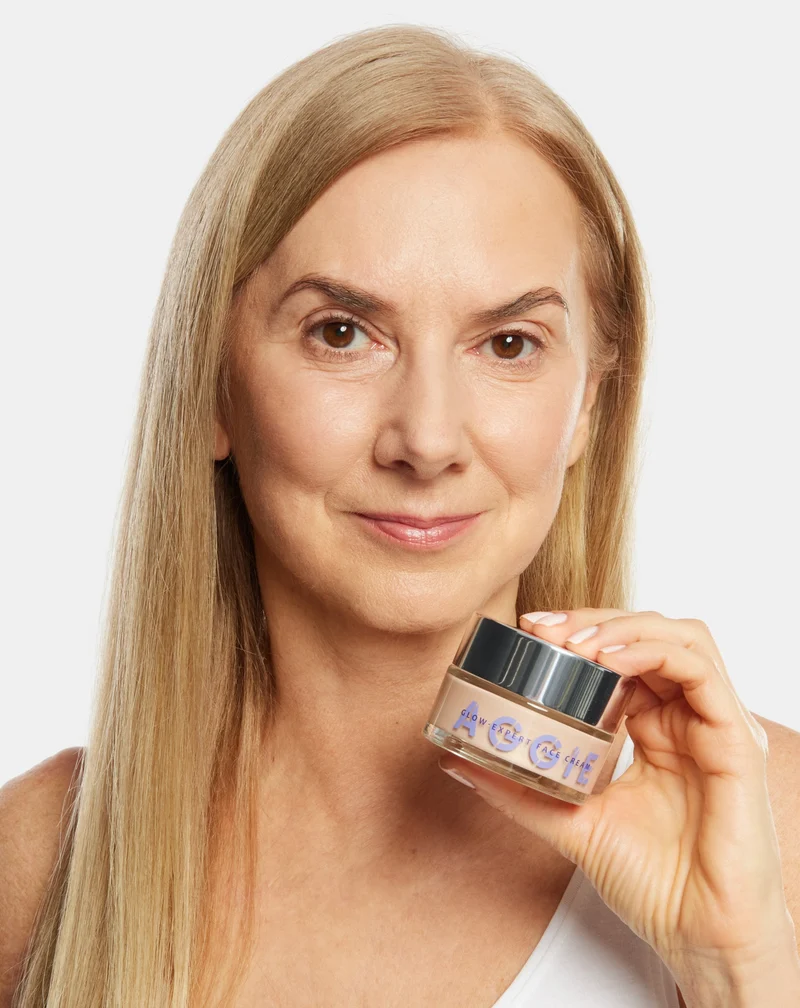 Crème illuminante pour les peaux sèches réduit les rougeurs et donne un effet glow Aggie