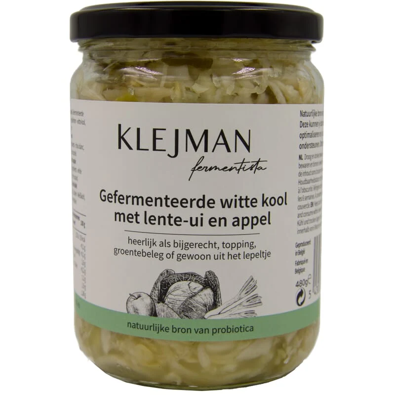 Kimchi blanc avec oignon de printemps et pomme