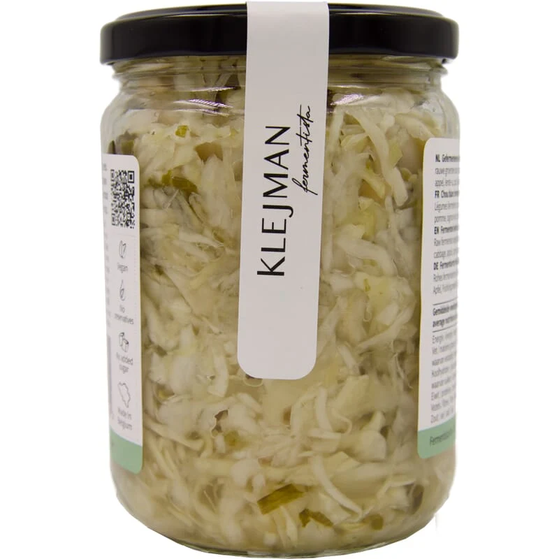 Kimchi blanc avec oignon de printemps et pomme