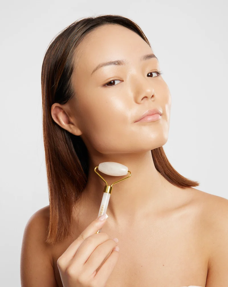 Rouleau de massage pour le visage en jade blanc pour réduire les cernes et les poches Uddo