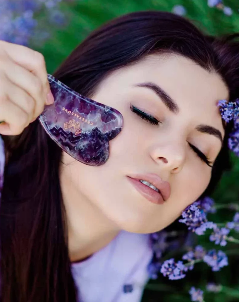 Plaque de massage du visage gua sha à base d'améthyste, pierre de l'harmonie et de la détente Crystallove