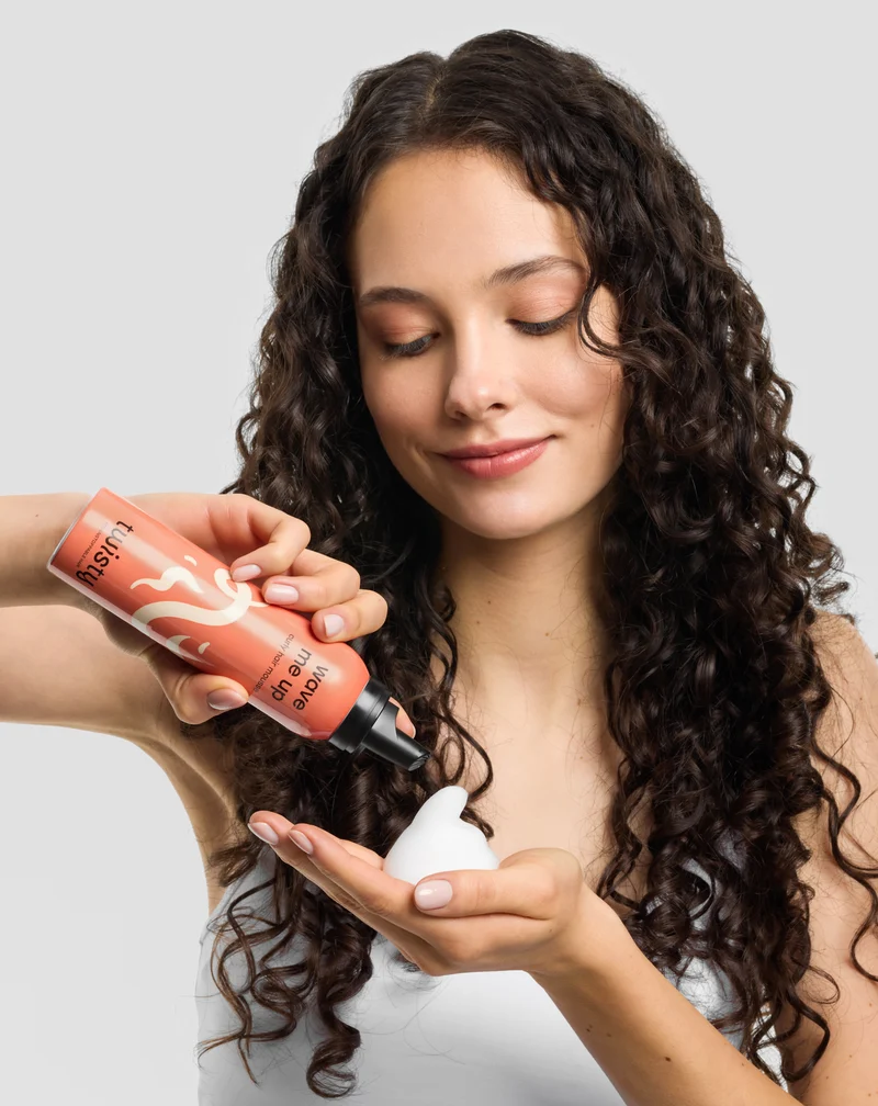 Mousse coiffante Wave me up de Twisty pour cheveux bouclés - fixe les boucles sans les alourdir