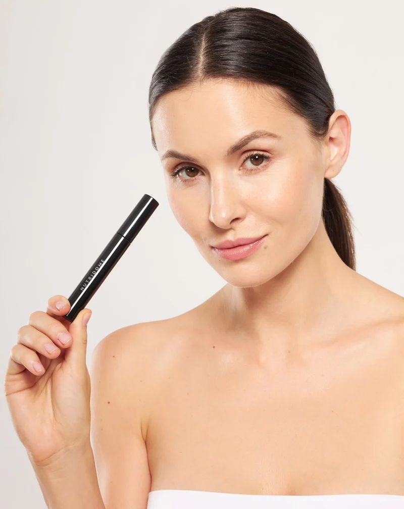 Mascara recourbant Nutridome avec de la cire de riz et une brosse de précision