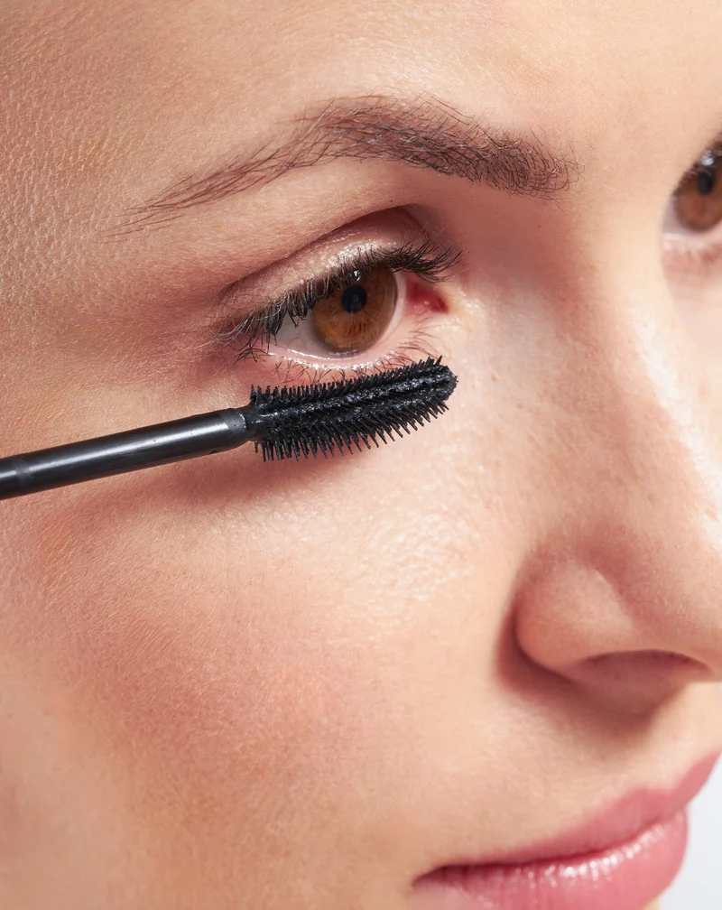 Mascara recourbant Nutridome avec de la cire de riz et une brosse de précision