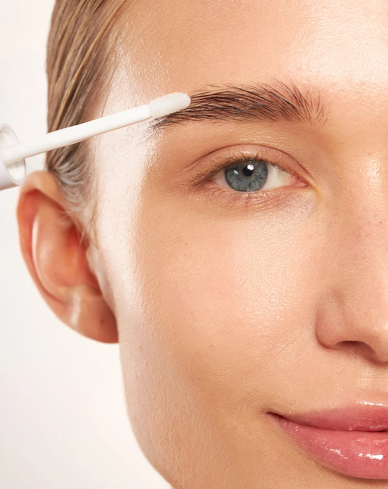 Sérum épaississant et fortifiant pour les sourcils Nutridome à l’extrait de thé vert