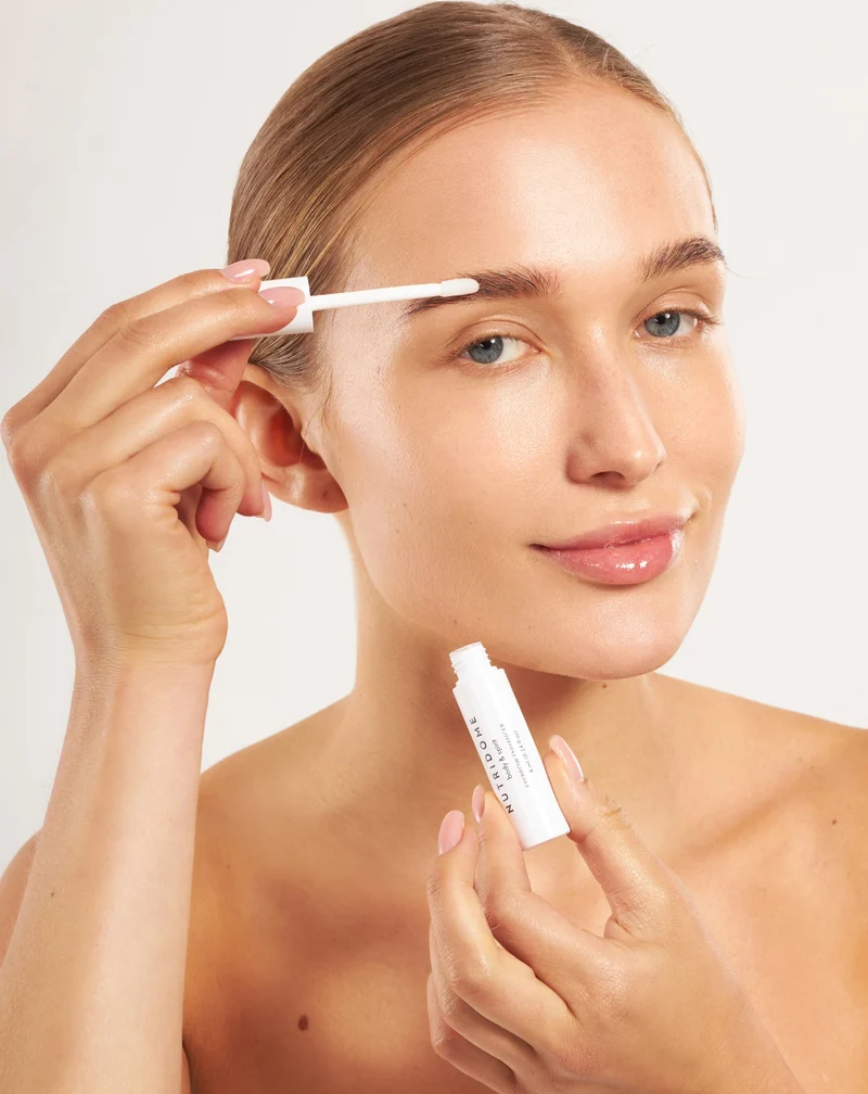 Sérum épaississant et fortifiant pour les sourcils Nutridome à l’extrait de thé vert