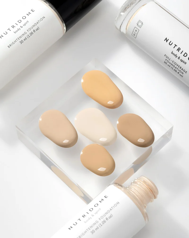 Fond de teint hydratant illuminateur Nutridome à l'acide hyaluronique pour un teint clair