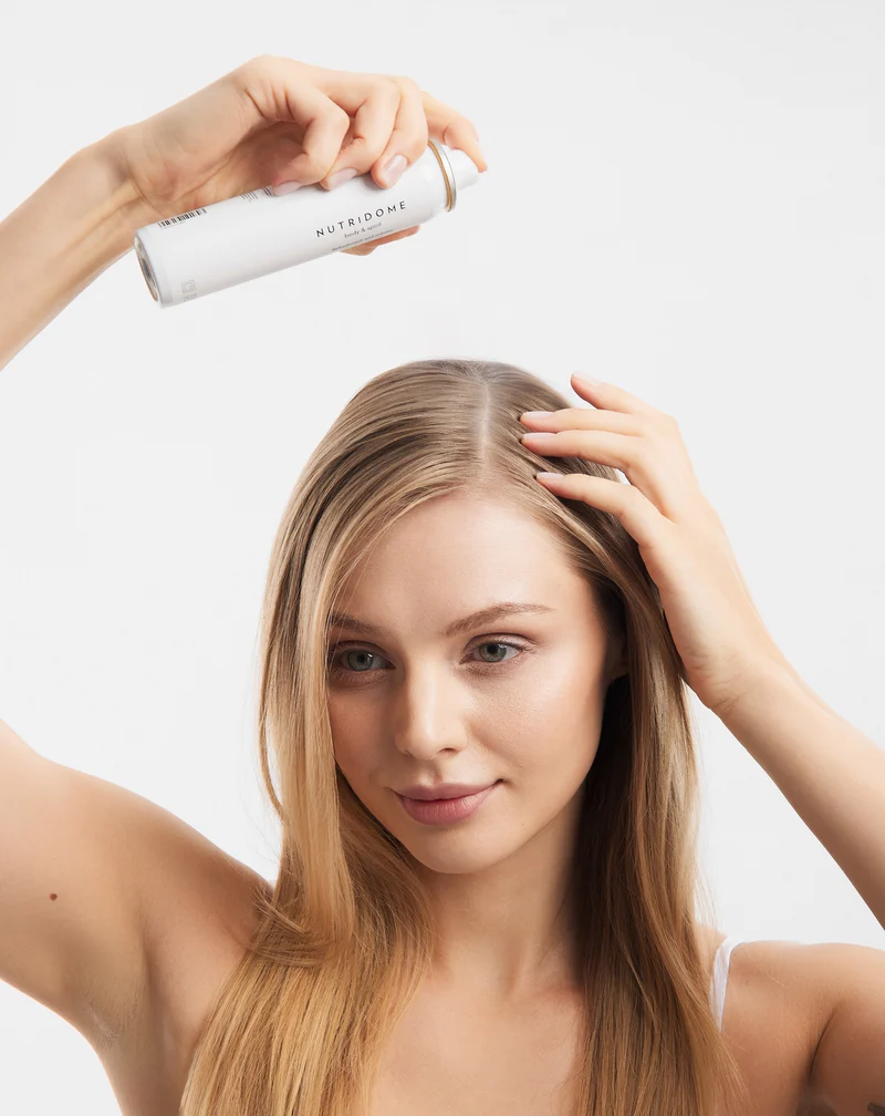 Shampoing sec Nutridome pour cheveux foncés redonne de la fraîcheur et du volume