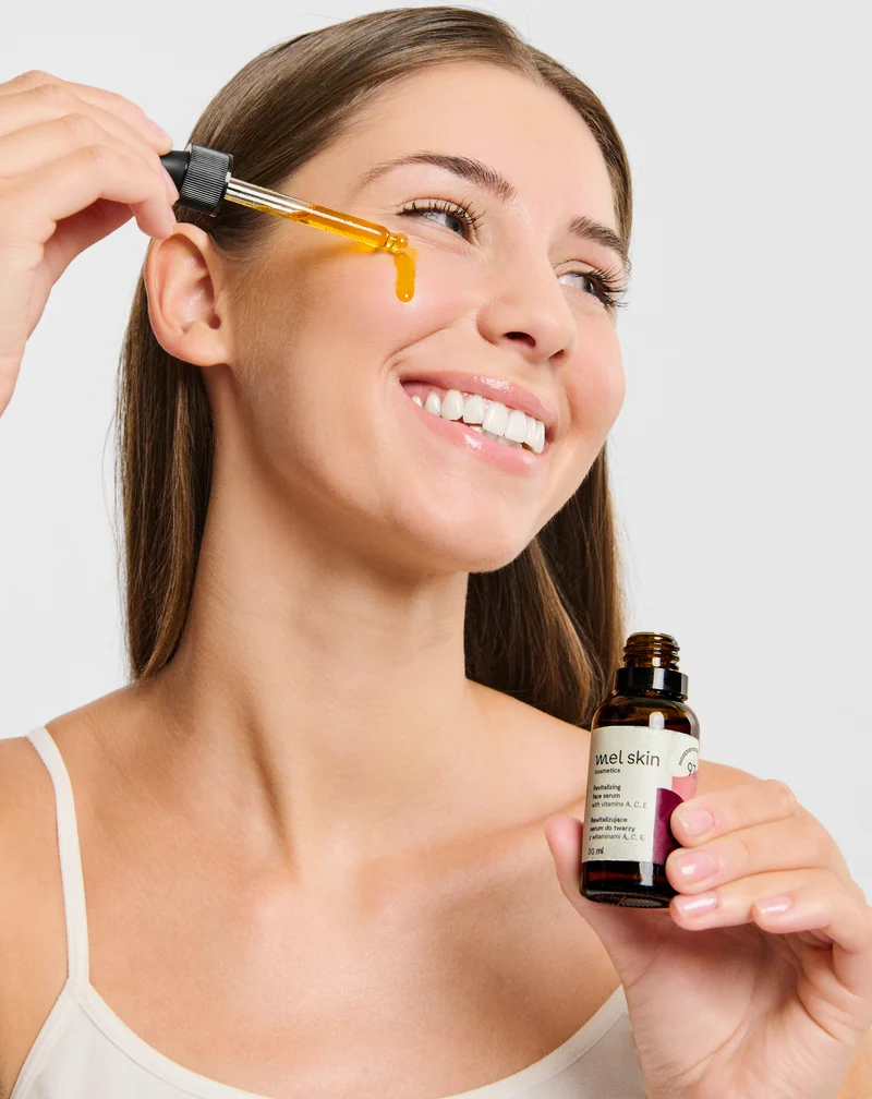 Sérum revitalisant Mel Skin pour le visage à la vitamine C, à la vitamine A et à la vitamine E