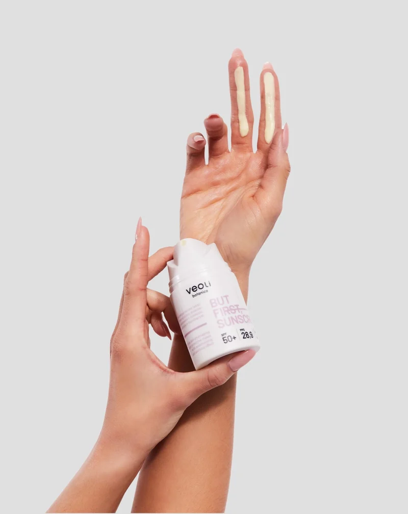 Crème légère anti-photo-âge Mais d'abord, la crème solaire SPF 50+ Veoli Botanica