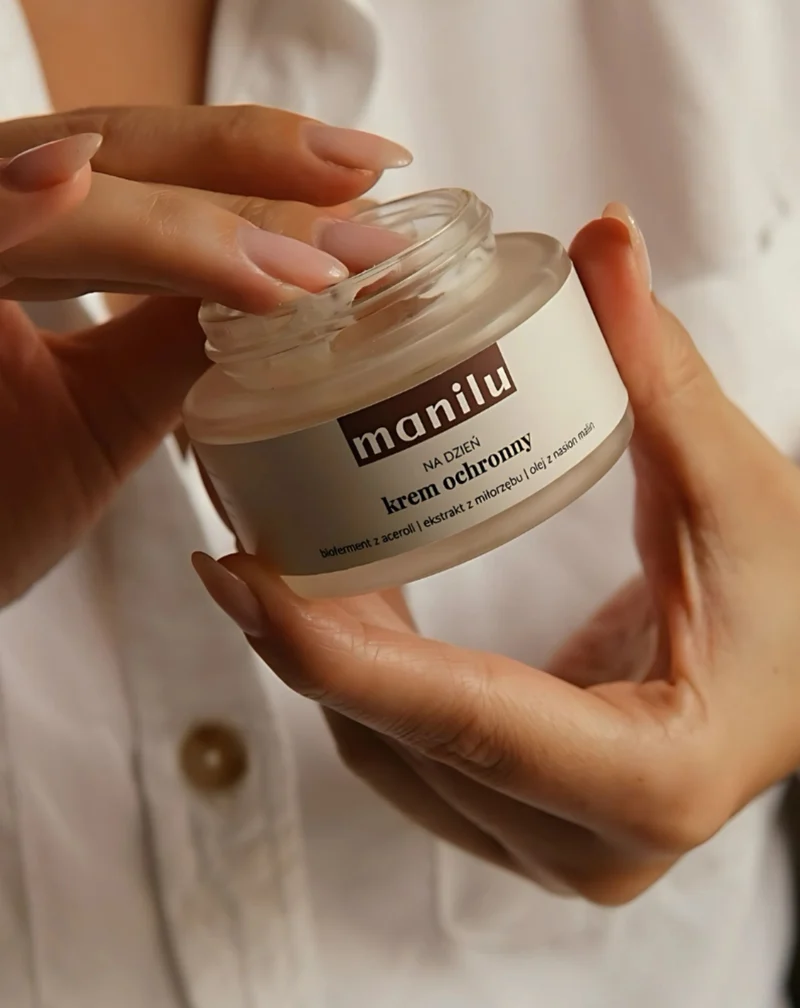 Crème de jour protectrice au beurre de karité, à la vitamine C et à l'huile de pépins de framboise Manilu