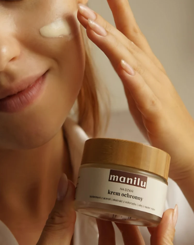 Crème de jour protectrice au beurre de karité, à la vitamine C et à l'huile de pépins de framboise Manilu