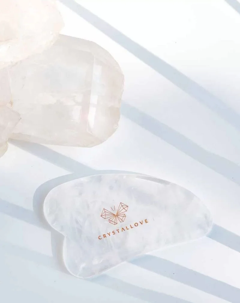 Plaque de massage du visage gua sha en cristal de montagne aux propriétés purifiantes Crystallove