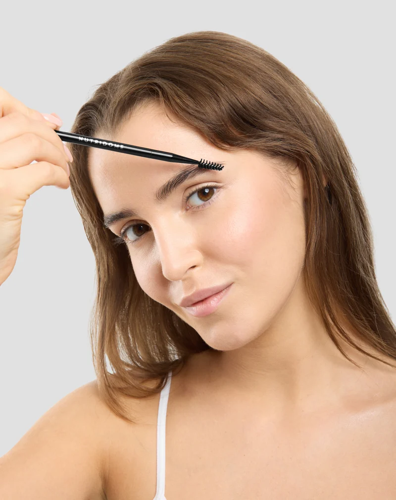 Brosse à sourcils Nutridome avec pinceau pointe inclinée