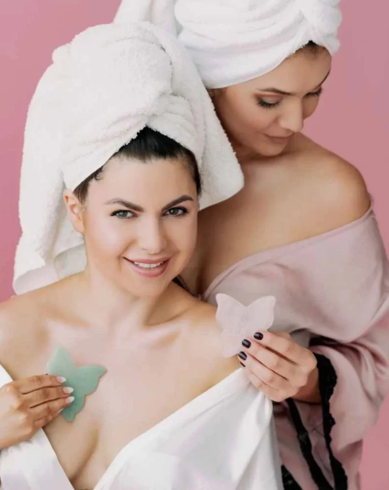 Plaque papillon de massage du visage gua sha au quartz rose Crystallove