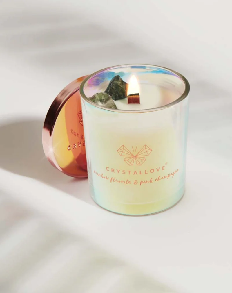 Bougie de soja avec fluorine arc-en-ciel et champagne rose dans un récipient en verre Crystallove