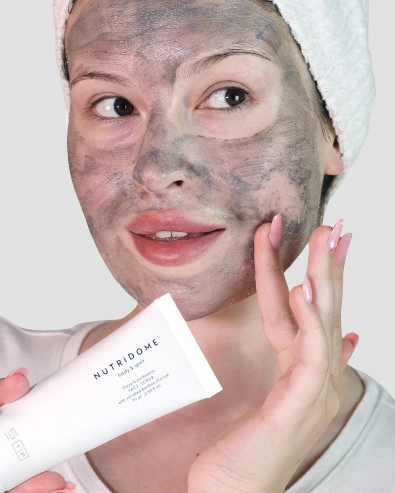 Gommage visage détoxifiant Nutridome au charbon actif de bambou et à l’argile blanche