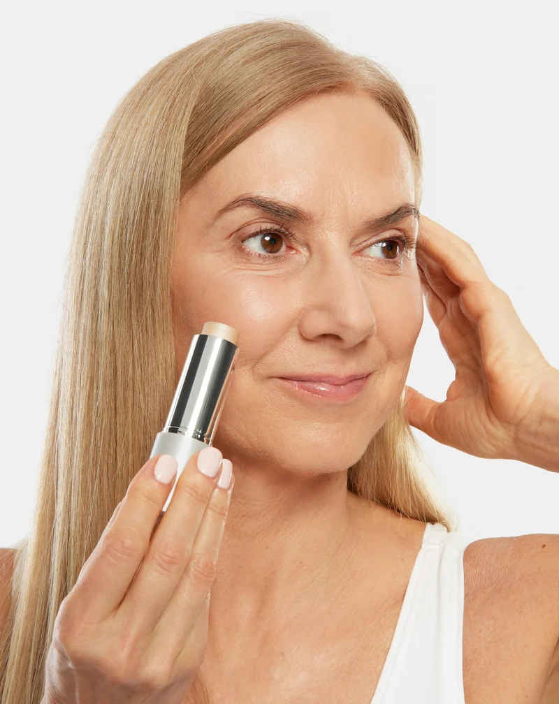 Highlighter en stick à l’huile de ricin et au beurre de karité pour les peaux matures 50+ Aggie