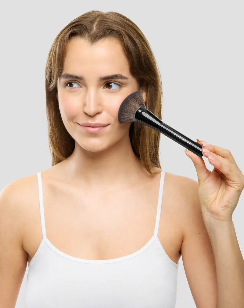 Pinceau multi-usage Nutridome, idéal pour appliquer le bronzant, le fard à joues et le highlighter