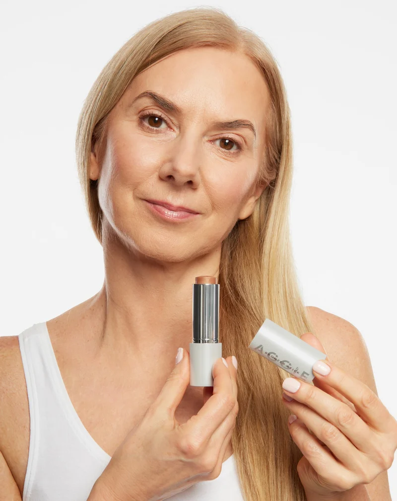 Bronzer en stick pour le contouring du visage pour peaux matures 50+ Aggie