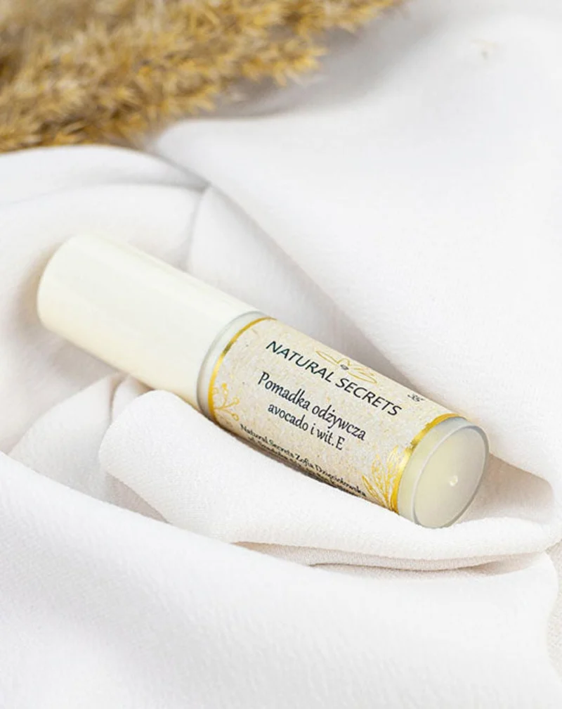 Rouge à lèvres nourrissant au beurre de karité de Natural Secrets pour régénérer les lèvres gercées