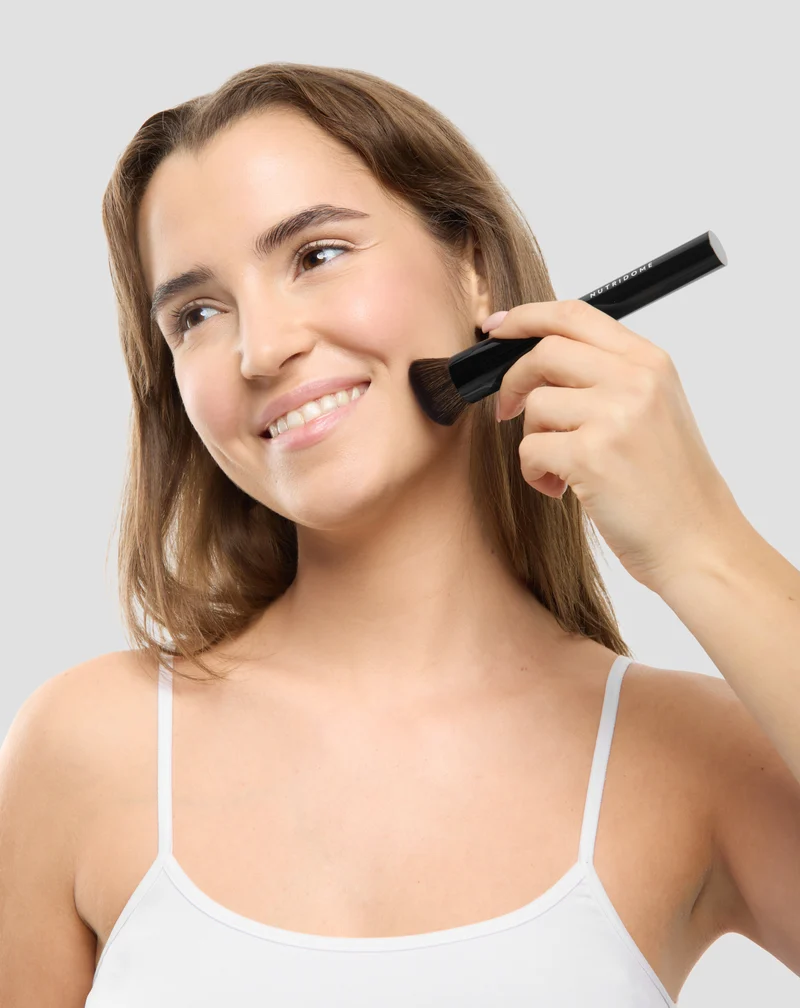 Pinceau à fond de teint Nutridome à pointe biseautée qui s'adapte à la forme du visage