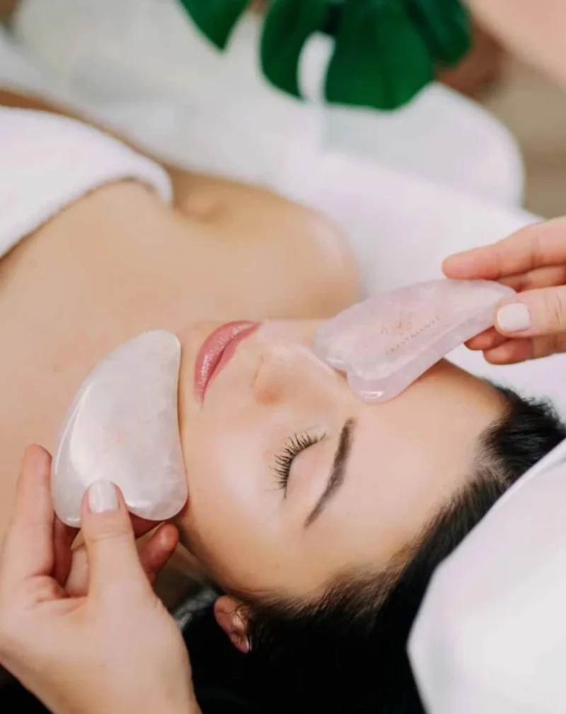 Plaque de massage du visage gua sha en quartz rose, pierre d'amour Crystallove