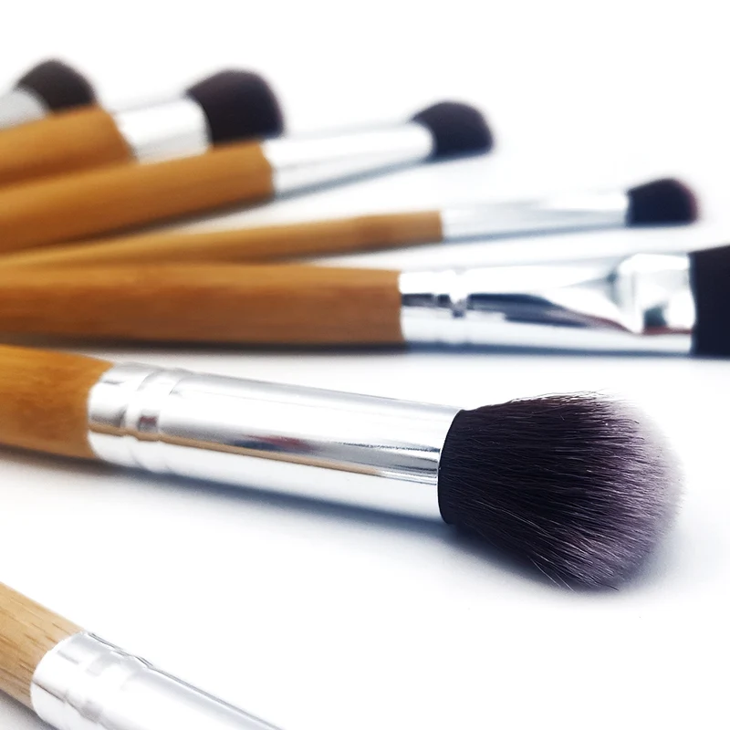 Pinceaux à maquillage en bambou