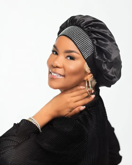 Bonnet Satin Large Bande et Strass - Evolve