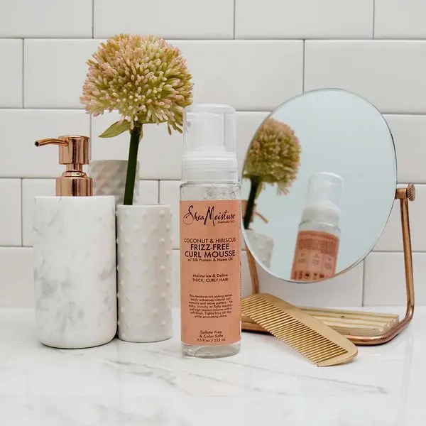 Mousse hydratante et définissante anti-frisottis - Shea Moisture